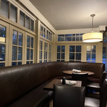 Scarlet Oak Tavern - a corner booth with a table and chairs - New American Near Me - Hingham, Massachusetts