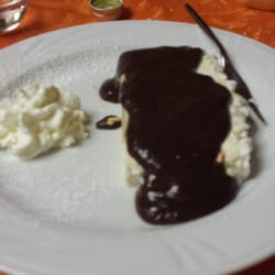 Pizzeria Arcobaleno - Gelato alla meringa con cioccolato caldo fuso (ottimo contrasto caldo/freddo) e panna