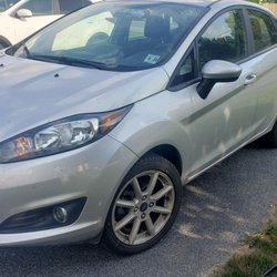 Hertz - Dirt all over the car. The wheels are covered in brake dust