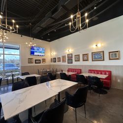 Josie's Pizza & Wings - The dining room room