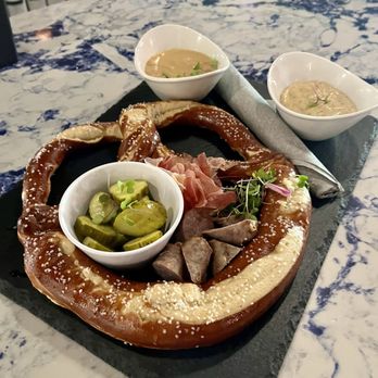 7 Twelve Table & Taphouse - Taphouse Pretzel - Bars Near Me - Pittsburgh, Pennsylvania 7 Twelve Table & Taphouse - Taphouse Pretzel - Bars Near Me - Pittsburgh, Pennsylvania