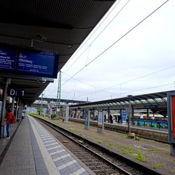 Freiburg Breisgau Hauptbahnhof - Warten auf den Zug