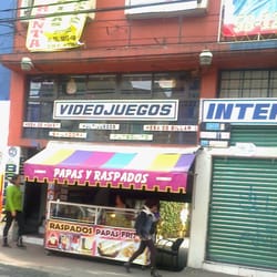 Videojuegos Cuajimlpa - El constante desfile de cabezas "greñudas" y rostros con acné delatan a este lugar como uno de los preferidos de los jóvenes.