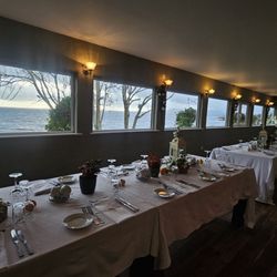 Paddy's Bar and Restaurant - Waterfront dining area