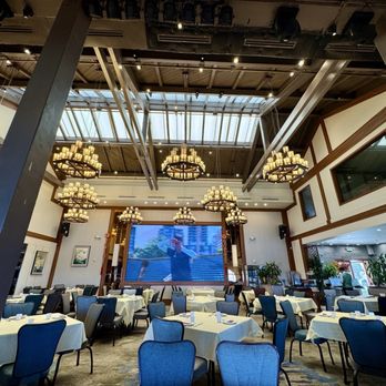 HL Peninsula Pearl - Dining room with screen - Dim Sum Near Me - Burlingame, California HL Peninsula Pearl - Dining room with screen - Dim Sum Near Me - Burlingame, California