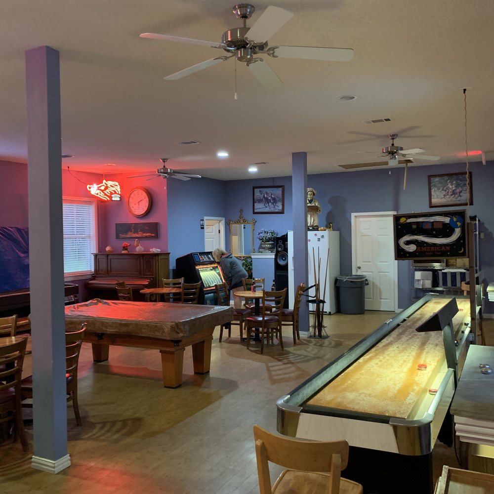 Mena Mountain Resort - Entertaining area, shuffle board, pool table, jukebox - Resorts Near Me - Mena, Arkansas Mena Mountain Resort - Entertaining area, shuffle board, pool table, jukebox - Resorts Near Me - Mena, Arkansas
