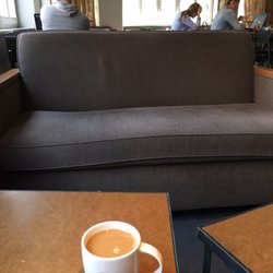 Starbucks - Filterkaffee mit Milch und konzentrierten Mitmenschen