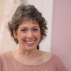 Insights Hypnosis And Reiki - Brenda Rhodes, CHI has 25 years as an international hypnosis Instructor/practitioner, coach, speaker, and reiki master/teacher.