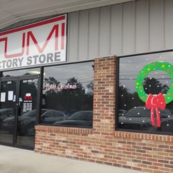 Tumi Factory Store - Came out of my way & it's closed for inventory!!
