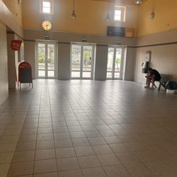 Bahnhof Neustrelitz - "Hauptbahnhof" Neustrelitz | das Leben tobt in der Bahnhofshalle. Nur 1 Sitzgelegenheit