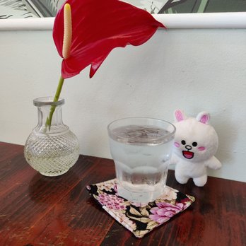 Fig & Ginger - Each table had an anthurium on it. Note the cute reusable coaster! - Breakfast & Brunch Near Me - Honolulu, Hawaii Fig & Ginger - Each table had an anthurium on it. Note the cute reusable coaster! - Breakfast & Brunch Near Me - Honolulu, Hawaii