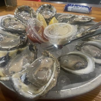 Quality Seafood Wholesale - 2 different oysters (l) Gulf Coast oysters (bigger) & (r) Big Tree Oysters from Texas - Seafood Near Me - Austin, Texas
