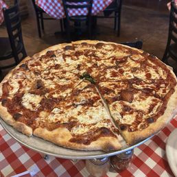 Cheese pizza with barbecue sauce. First time coming here and not disappointed :) Cheese pizza with barbecue sauce. First time coming here and not disappointed :)