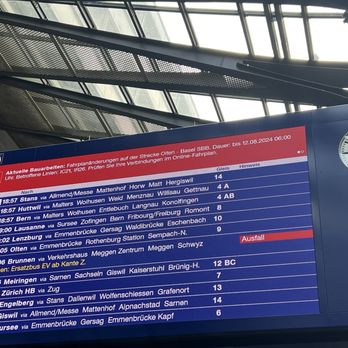 Bahnhof Luzern - Large screen for arrivals and departures. - Train Stations Near Me - Luzern, LU