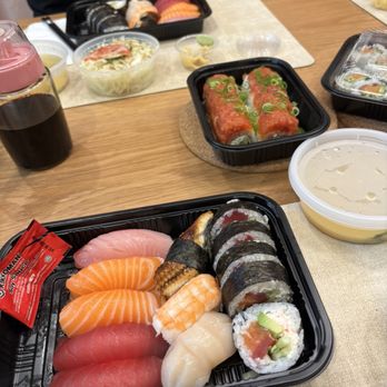 Sushi & Bowls - Sushi Set (w/Miso Soup & House Salad) Red Dragon Roll - Sushi Bars Near Me - Kirkland, Washington