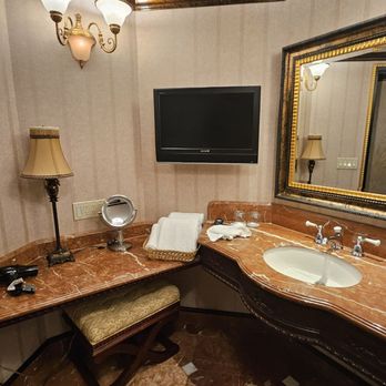 Peppermill Reno - Bathroom - Casinos Near Me - Reno, Nevada