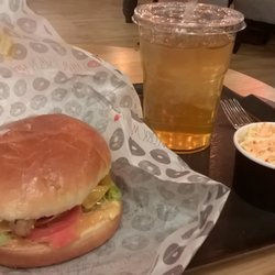 Bruegger's - Spicy burger, thé glacé "maison" et coleslaw