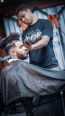 La Familia Barbershop by null