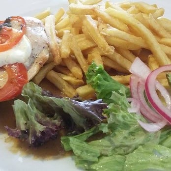 Kravín - Kuřecí maso Caprese s hranolky - Pubs Near Me - Praha-2, Puerto Rico