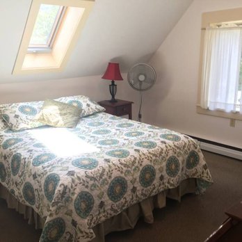 Hawk Mountain Lodge - Concord Room - Hotels Near Me - Charlemont, Massachusetts