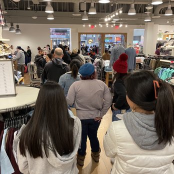 American Eagle Outfitters - 12.23.22 - Outlet Stores Near Me - Hanover, Maryland