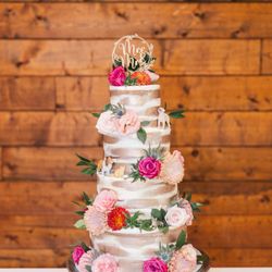 Cross Creek Ranch - Wedding cake vendor recommended by venue, tray borrowed from venue