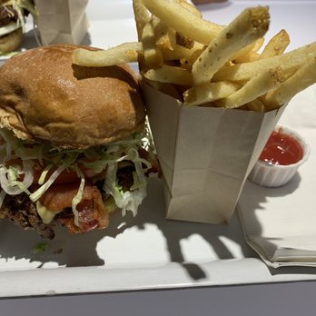 Burger Lounge - Lounge burger with avocado and bacon - Burgers Near Me - Coronado, California
