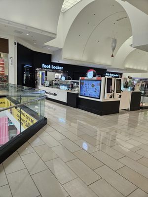 Foot Locker, 2176 Glendale Galleria, Ste HU4, Glendale, CA 91210