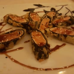 Giardino Nuovo - Salmone avvolto in alghe fritte (salmón envuelto en alga frita)