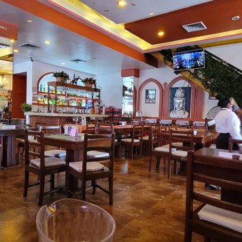 Taste of India - Dining room,  very authentic except the Christmas tree - Indian Near Me - Cancún, ROO