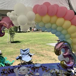 BubbleSphere - Cake table with the rainbow arch