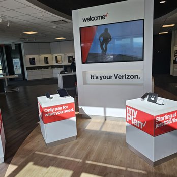 Verizon - When you walk in and nobody is there to help you. - Mobile Phones Near Me - Las Vegas, Nevada