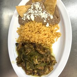 Clara’s Restaurant - GUISO VERDE:
Cubed pork meat with your choice of red or green sauce. Served with a side of rice and beans.