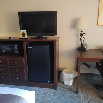 Quality Inn Easton - TV/Desk/Fridge/Microwave area. - Hotels Near Me - Easton, Maryland Quality Inn Easton - TV/Desk/Fridge/Microwave area. - Hotels Near Me - Easton, Maryland