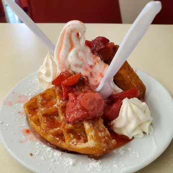 Pop's Diner - Strawberry shortcake - American Near Me - Carolina Beach, North Carolina Pop's Diner - Strawberry shortcake - American Near Me - Carolina Beach, North Carolina