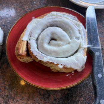 White Wolf Cafe - 1 Cinnamon Bun - New American Near Me - Orlando, Florida