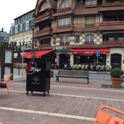 Morny's Café - Vue de la terrasse d'été!