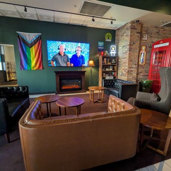Bear & Crown - Cute sitting area at the front half of the restaurant, next to the bar - Pubs Near Me - Sacramento, California
