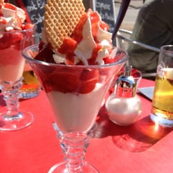 Eiscafè La Dolce Vita - Joghurteisbecher mit Erdbeeren