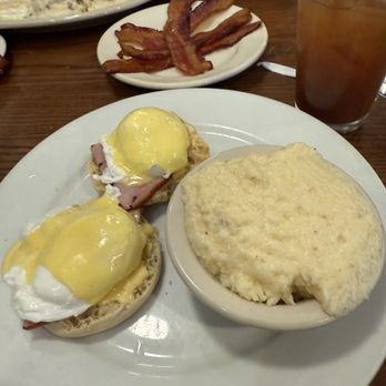 Chadwicks - Eggs Benedict with cheese grits and bacon - American Near Me - Alexandria, Virginia