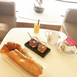 Les Palmiers - Petit déjeuner complet: 2 confitures MAISON, demi baguette, viennoiserie, Orange pressée MINUTE, boisson chaude!