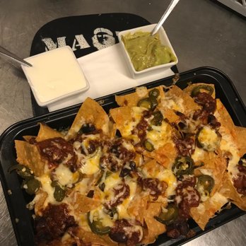 Machete Burrito Berlin - Die Nachos kann man mit fast allem überbacken lassen... Auch mit Chili Con Carne.. - Mexican Near Me - Berlin, BE