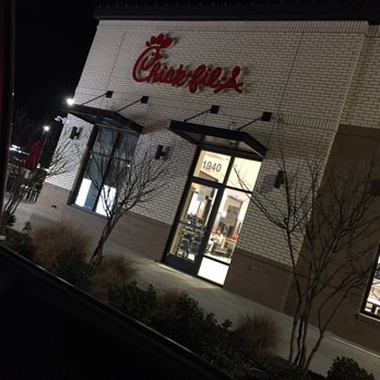 Chick-fil-A - ows a chick - fil - a - fil restaurant at night - Fast Food Near Me - Palestine, Texas