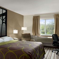Super 8 by Wyndham Manistee - Standard Queen Room