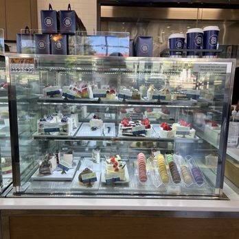 Paris Baguette - Cake case - Bakeries Near Me - Sacramento, California Paris Baguette - Cake case - Bakeries Near Me - Sacramento, California