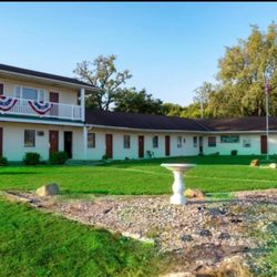 Hartwood Inn - Front of main building and yard