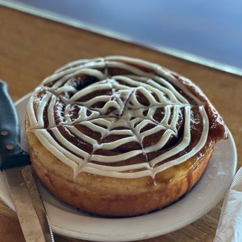 Island Lava Java - Cinnamon roll! As big as your head! - American Near Me - Kailua Kona, Hawaii Island Lava Java - Cinnamon roll! As big as your head! - American Near Me - Kailua Kona, Hawaii