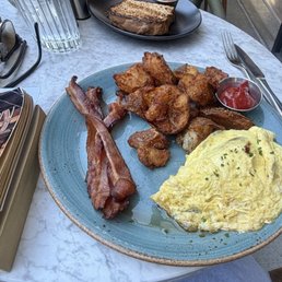 Spinach and peppers omelette with potatoes and bacon
