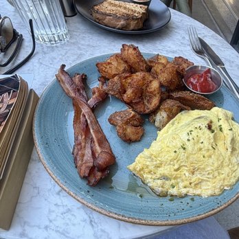 Local Jones - Spinach and peppers omelette with potatoes and bacon - New American Near Me - Denver, Colorado Local Jones - Spinach and peppers omelette with potatoes and bacon - New American Near Me - Denver, Colorado