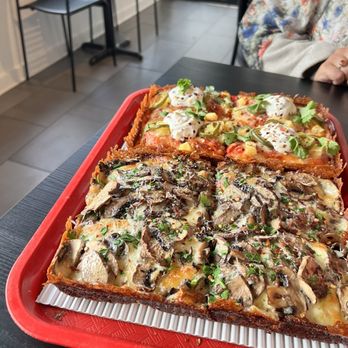 Slowhand Pizza - Funghi and vegetarian pizza - Pizza Near Me - Toronto, Ontario Slowhand Pizza - Funghi and vegetarian pizza - Pizza Near Me - Toronto, Ontario